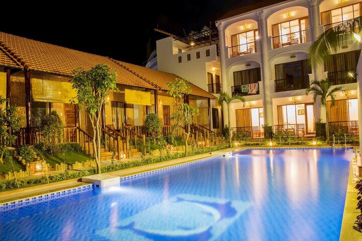 Hotel with Pool
