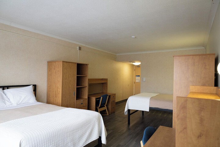 Room 7 of 9