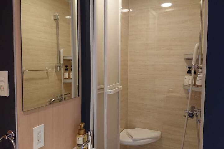 Room 11 of 28
