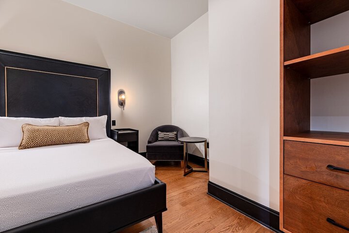 Room 104 of 341