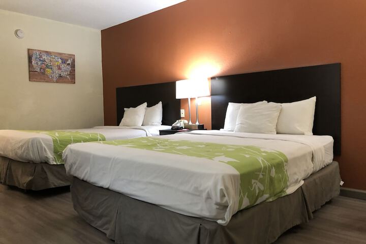 2 Queen Beds (1 of 6)