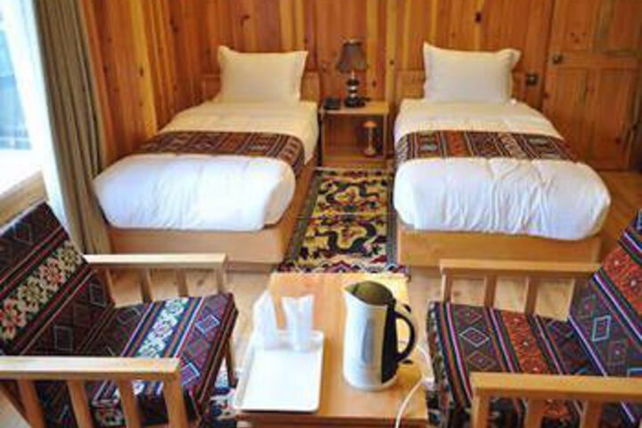 Room 5 of 16