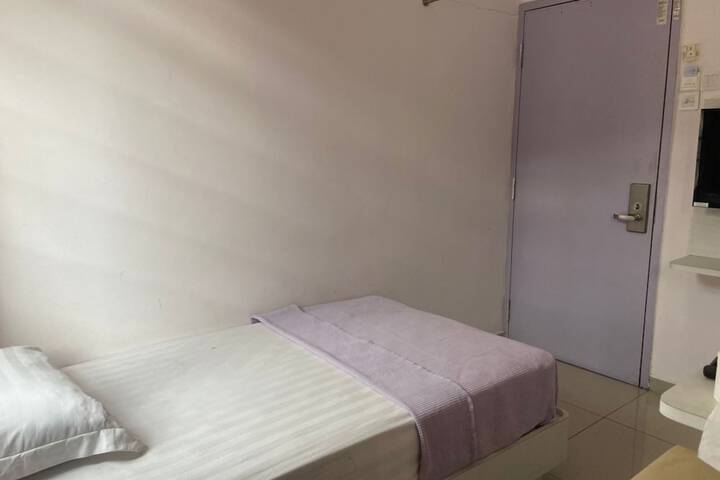 Room 10 of 27