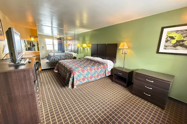 Standard Single Room 1 King Bed (3 of 18)