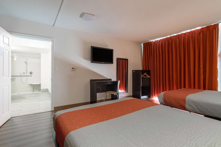 Double Accessible King Size Bed (6 of 15)
