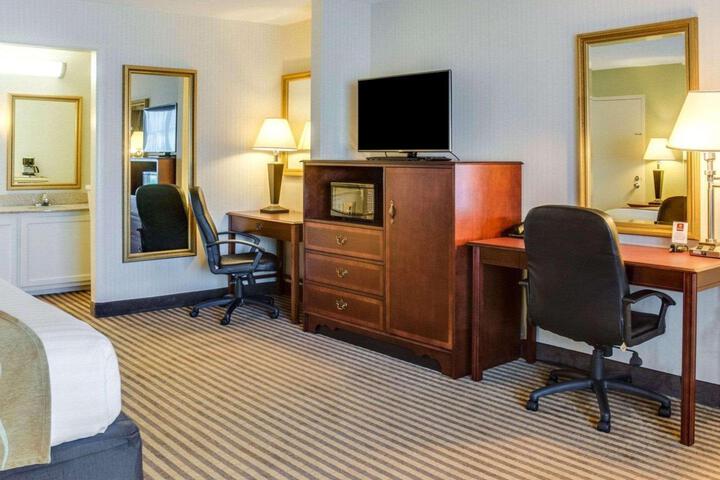 1 King Bed (2 of 6)