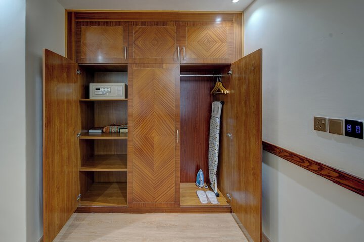 Room 13 of 36