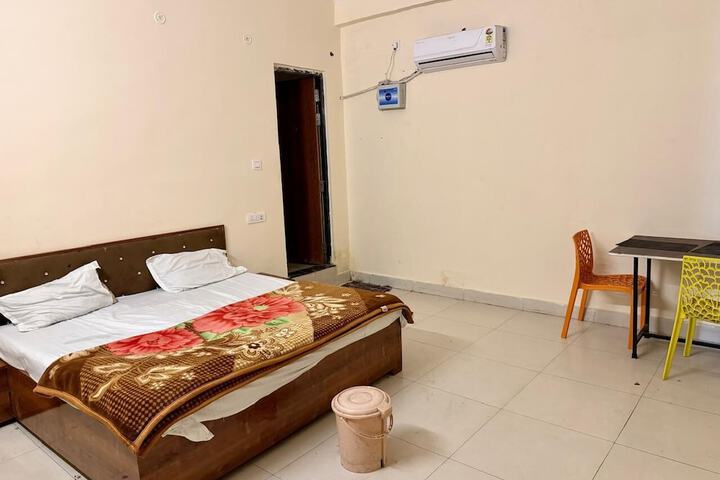 Room 4 of 32