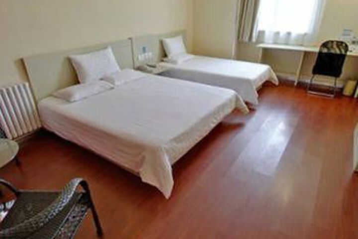 Room 8 of 18