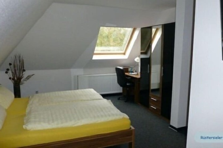 Room 3 of 43