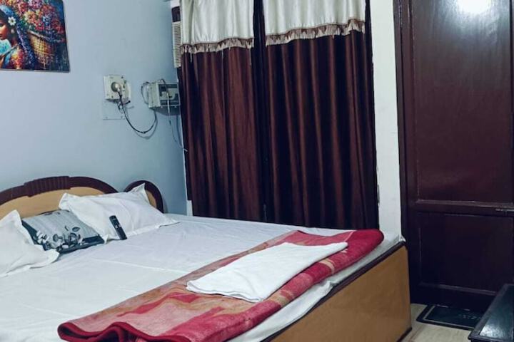 Room 6 of 14