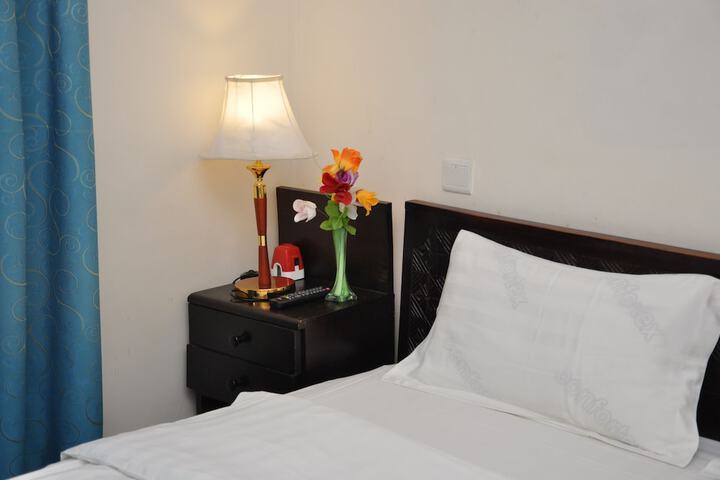 Room 13 of 32