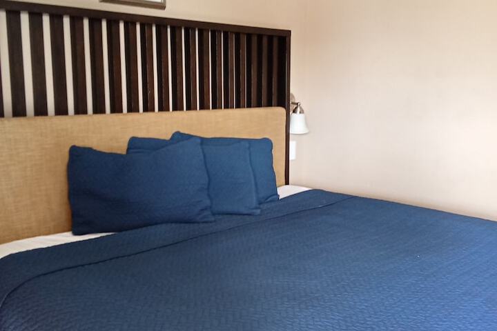 Deluxe Room 1 King Bed (1 of 6)
