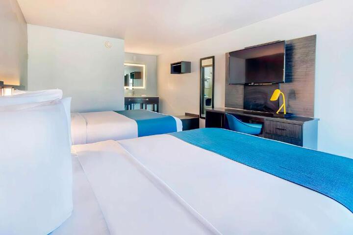 2 Queen Beds (2 of 6)
