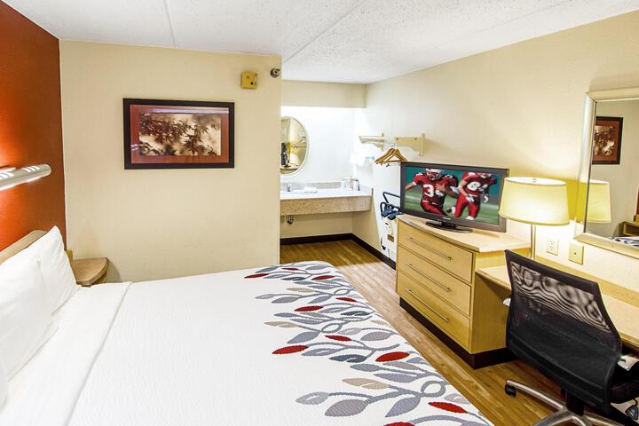 1 King Bed (1 of 14)