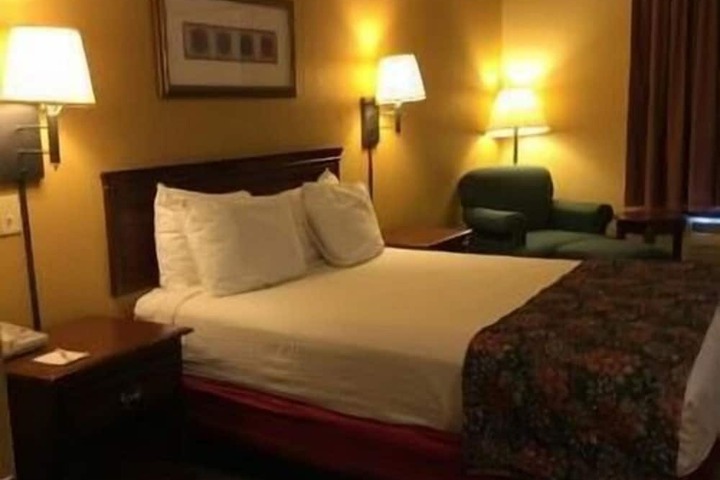 1 Queen Bed Mobility Accessible (2 of 27)