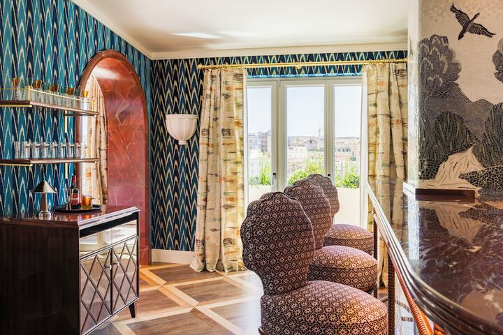 Lounge 70 of 76