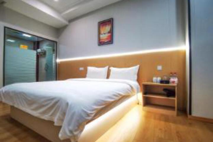 Room 9 of 9