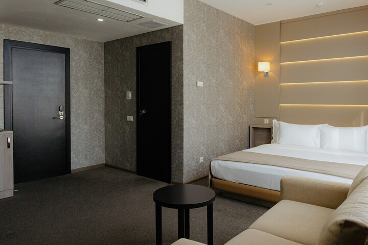 Room 33 of 80