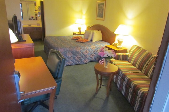 Executive Suite King Bed City View (4 of 5)