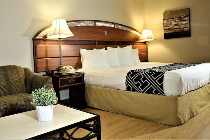 Deluxe King Bed (6 of 12)