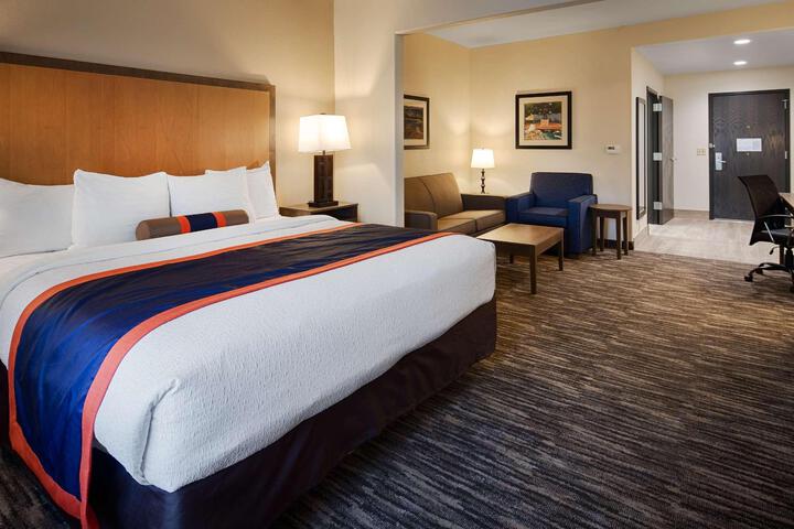 Suite 1 King Bed 50 Inch Led Television Microwave, Refrigerator Sofa Bed Full Breakfast (5 of 13)