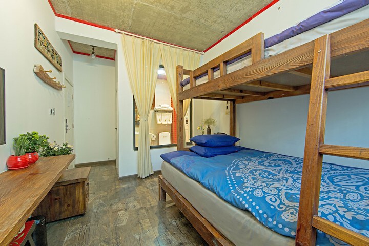 Room 27 of 108
