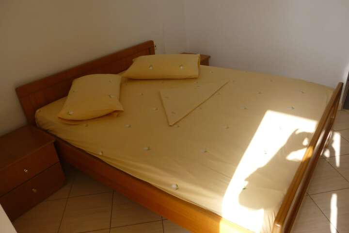 Room 4 of 33