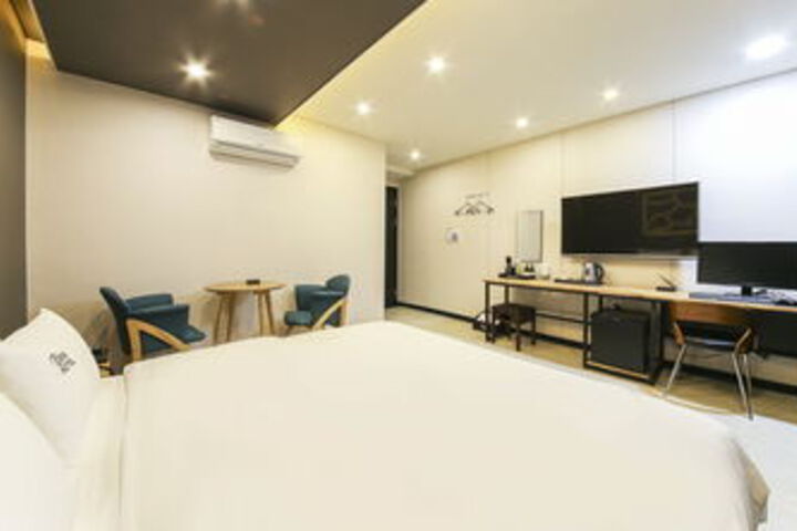 Room 12 of 28