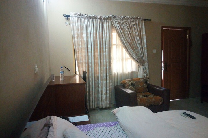 Room 4 of 16