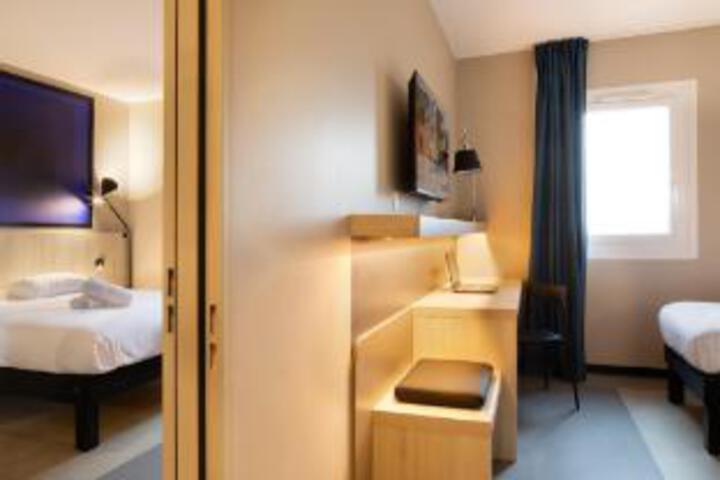 Interconnecting room(s) available