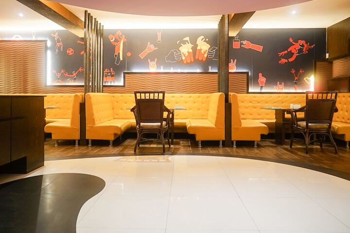 Lounge 32 of 40