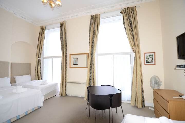 Room 103 of 371