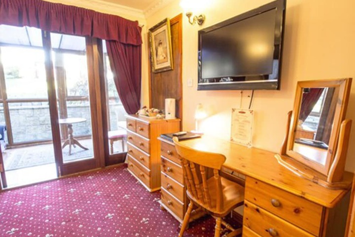 Room 2 of 33