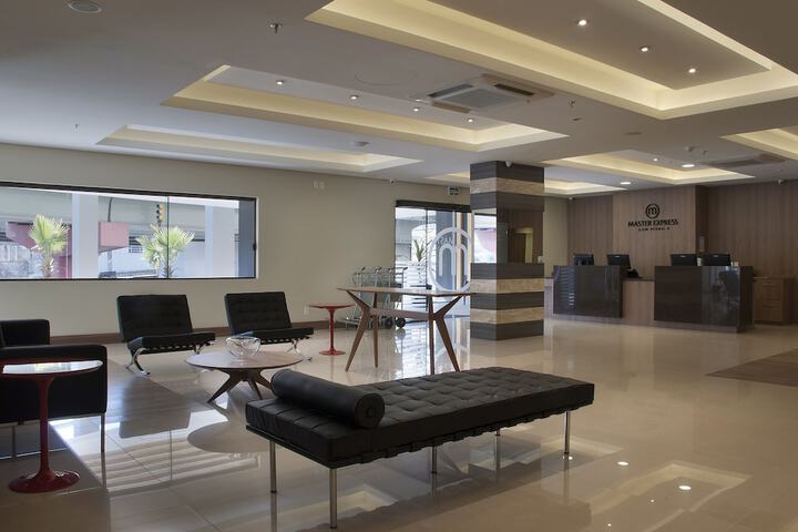 Business Center 32 of 37