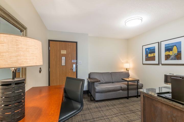 1 King Bed Refridgerator High Speed Internet Coffee Maker, Hair Full Breakfast (14 of 23)