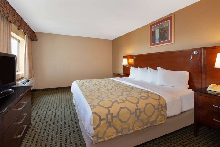 1 King Bed (10 of 12)