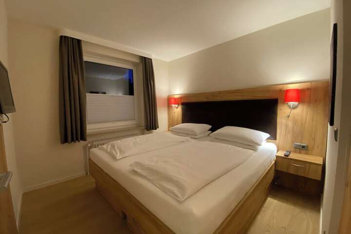 Room 14 of 174