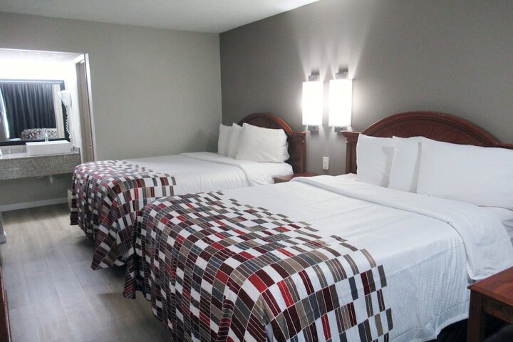 Deluxe 2 Queen Beds (4 of 8)