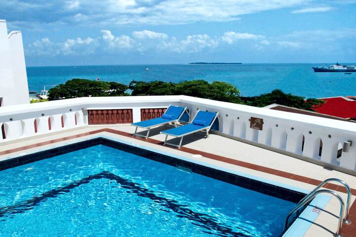 Hotel Pool