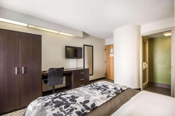 1 Queen Bed (2 of 16)