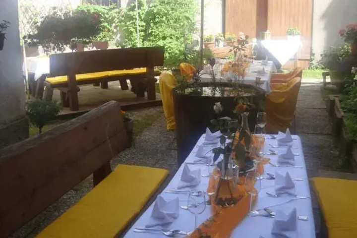 Dining 16 of 21