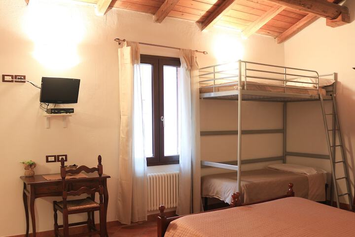 Room 9 of 12