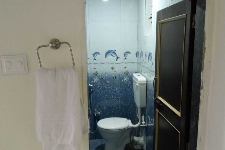 Room 4 of 33