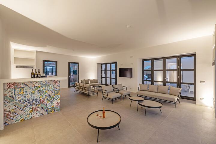 Lounge 19 of 23