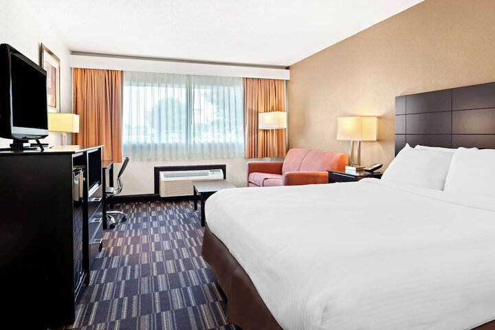 1 King Bed Mobility Accessible Communication Assistance Bathtub Continental Breakfast (7 of 19)
