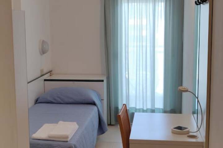 Room 8 of 42