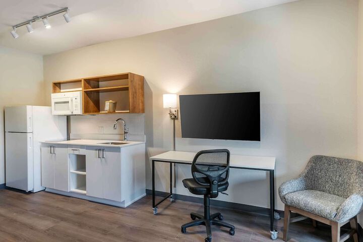 Standard Studio 1 Queen Bed (5 of 26)