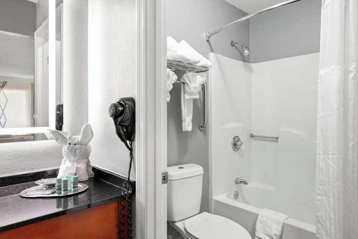 2 Queen Beds Room Upstairs Work Desk Microwave and Refrigerator WiFi Continental Breakfast (5 of 10)