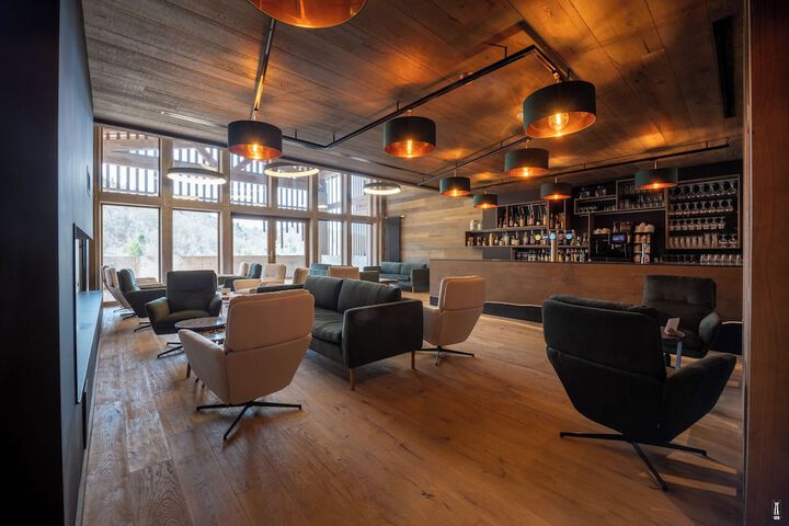 Lounge 100 of 112